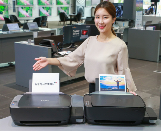 삼성전자가 정품 무한 잉크젯 복합기 '삼성 잉크젯 플러스'를 출시한다고 3일 밝혔다. 모델이 제품을 소개하고 있다. <삼성전자 제공>